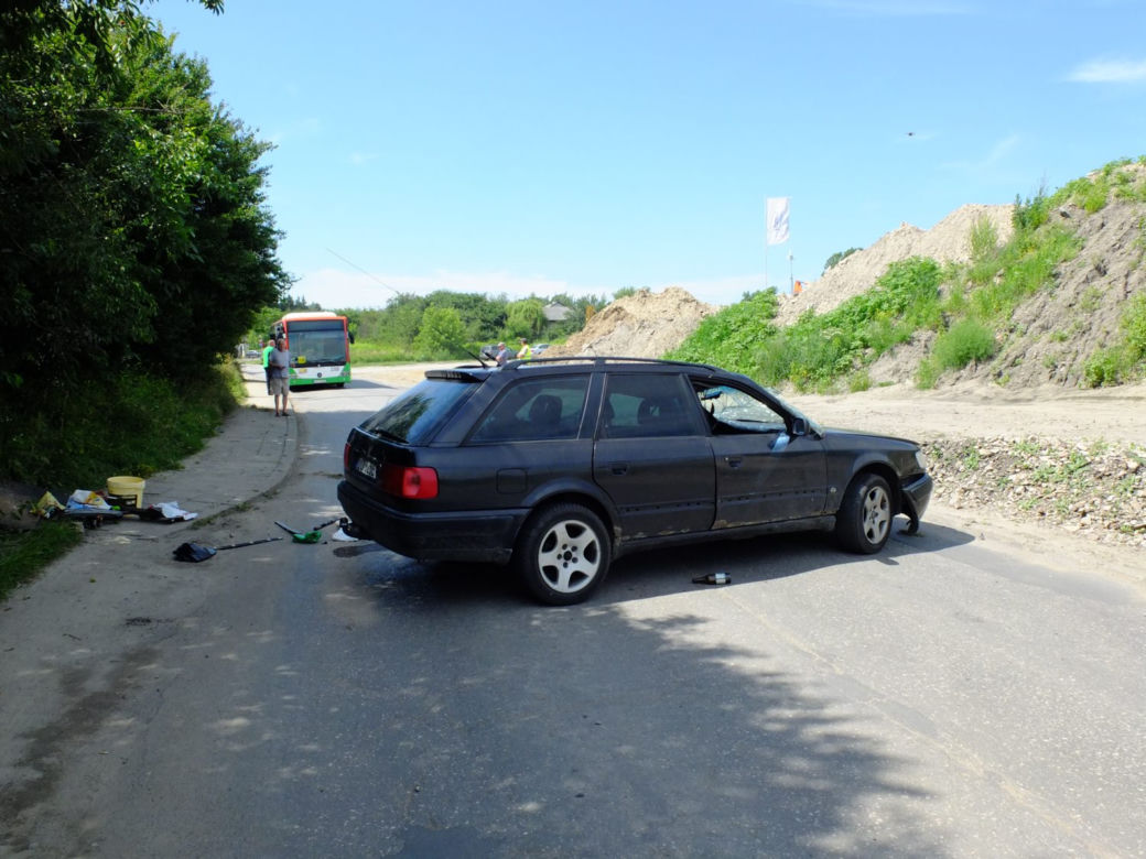 Pijany kierowca zepsuł dzieciom wycieczkę i uciekł. Dwie dziewczynki trafiły do szpitala