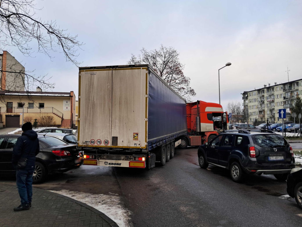 Kierowca tira zabłądził w Tarnowie. Wjechał w osiedlową uliczkę i uszkodził inne auta