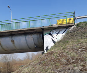 Most w Ostrowie - mieszkańcy łamią zakaz i przekraczają przeprawę