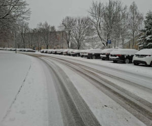 Atak zimy w Świętokrzyskiem. Śnieg i trudne warunki drogowe 23 Listopada 2025