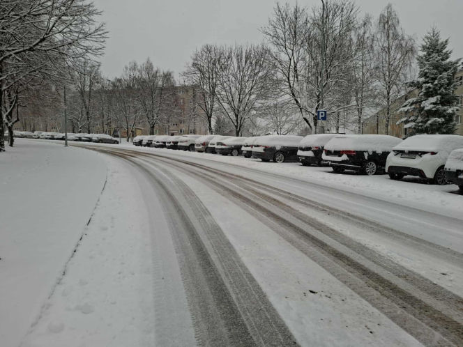 Atak zimy w Świętokrzyskiem. Śnieg i trudne warunki drogowe 23 Listopada 2025