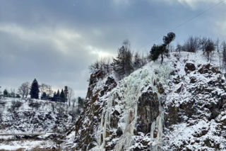 Kielce jak Himalaje? Niesamowity lodospad powstaje na Kadzielni. Zobacz zdjęcia