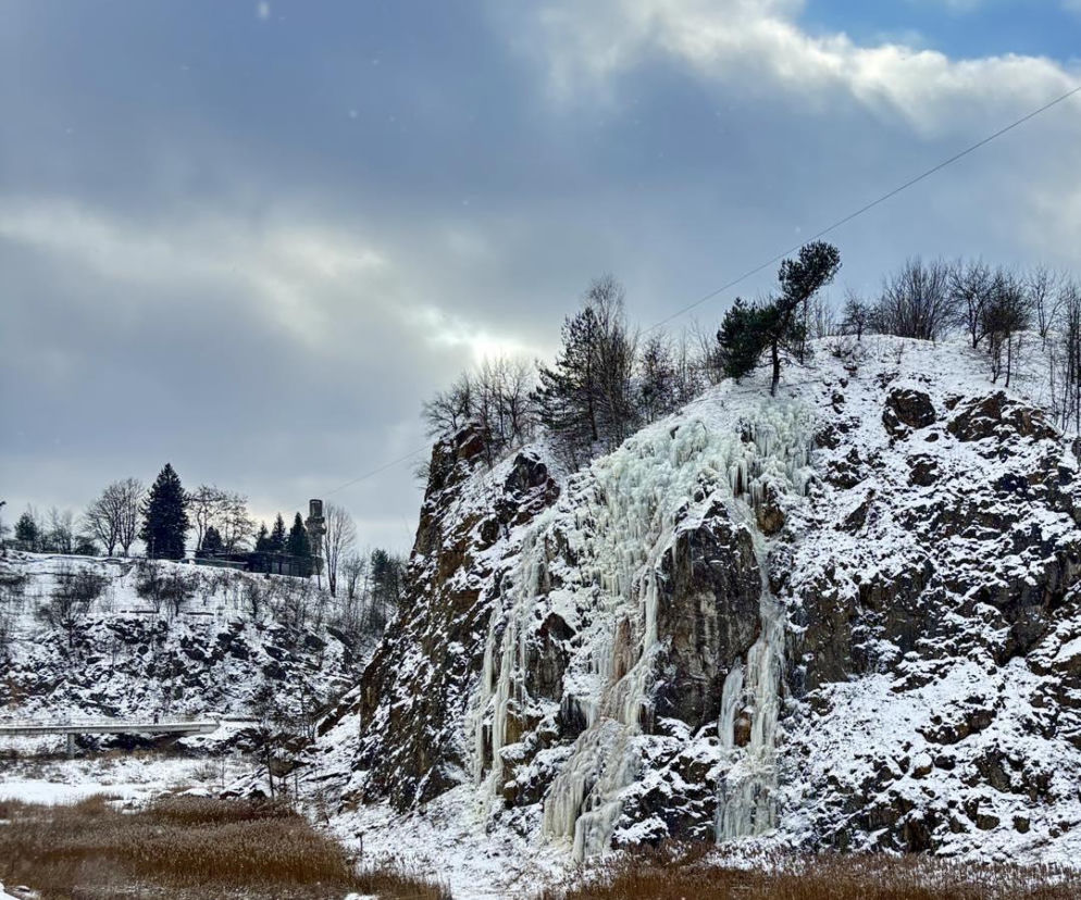 Kielce jak Himalaje? Niesamowity lodospad powstaje na Kadzielni. Zobacz zdjęcia