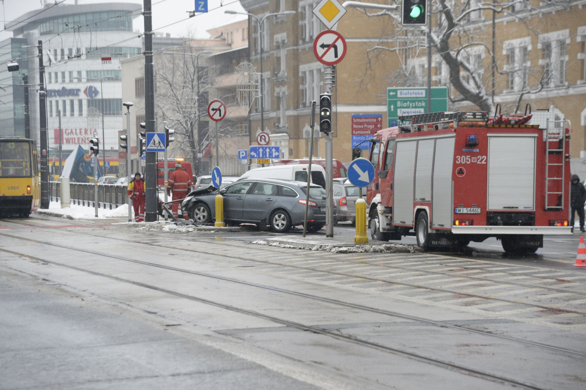 Warszawa. Wypadek na skrzyżowaniu ulic: alei Solidarności i ulicy Jagielońskiej.