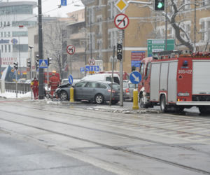 Warszawa. Wypadek na skrzyżowaniu ulic: alei Solidarności i ulicy Jagielońskiej.