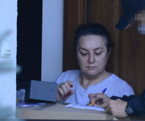 Przybita Danuta Martyniuk bez makijażu odbiera przesyłkę od synowej