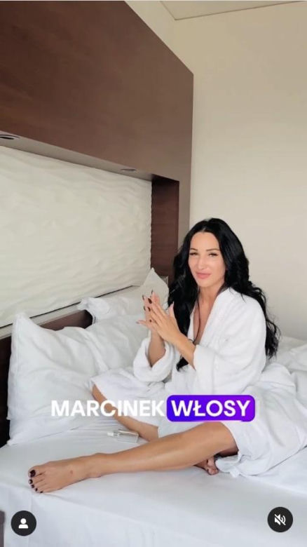 Justyna Steczkowska chwali się nagraniem z łóżka. Jej ciało zakrywa tylko szlafrok!