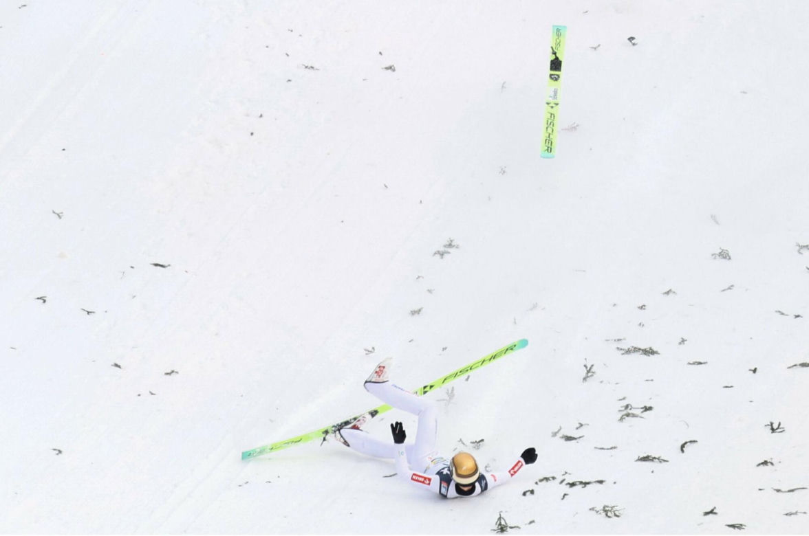 Kacper Tomasiak zaliczył dramatycznie wyglądający upadek w Vikersund