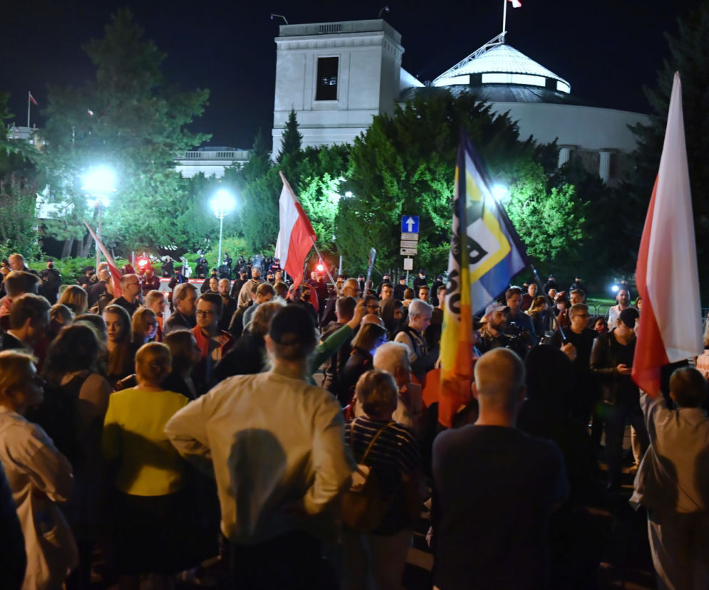 Protesty pod sejmem po przyjęciu lex TVN