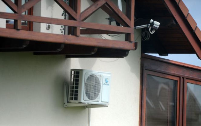 Rodzice ZAGŁODZILI dziecko! Wychowywali je zgodnie z naturą...