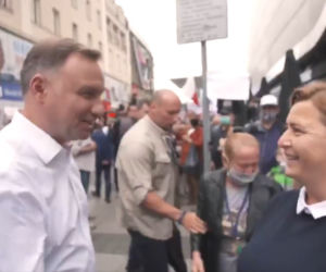 Andrzej Duda w Katowicach spotkał się z mieszkańcami. Były wspólne zdjęcia, uściski dłoni i... kawa [ZDJĘCIA, WIDEO]