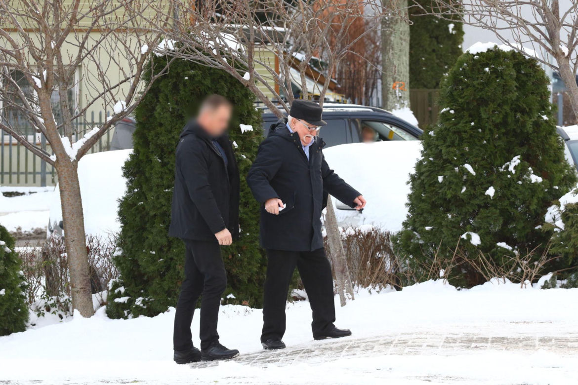 Lech Wałęsa ślizga się na chodniku w drodze do kościoła