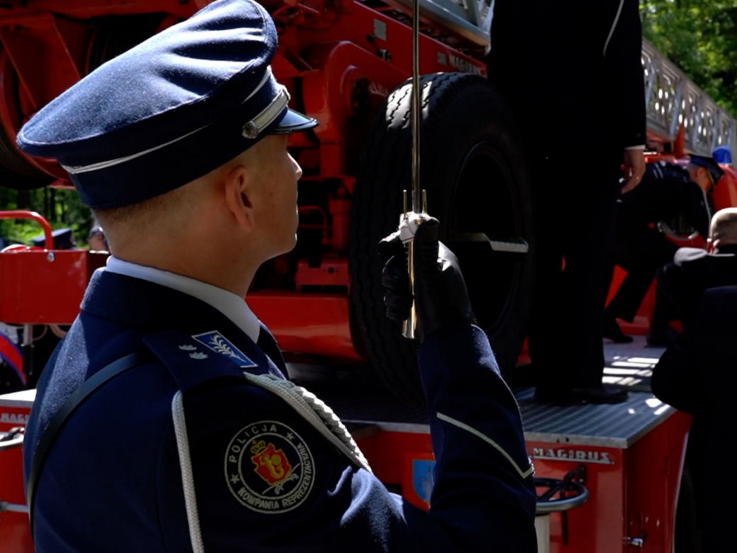 Srebrny orzeł prowadził Arka w ostatniej drodze. Poruszający gest policjantów i strażaków