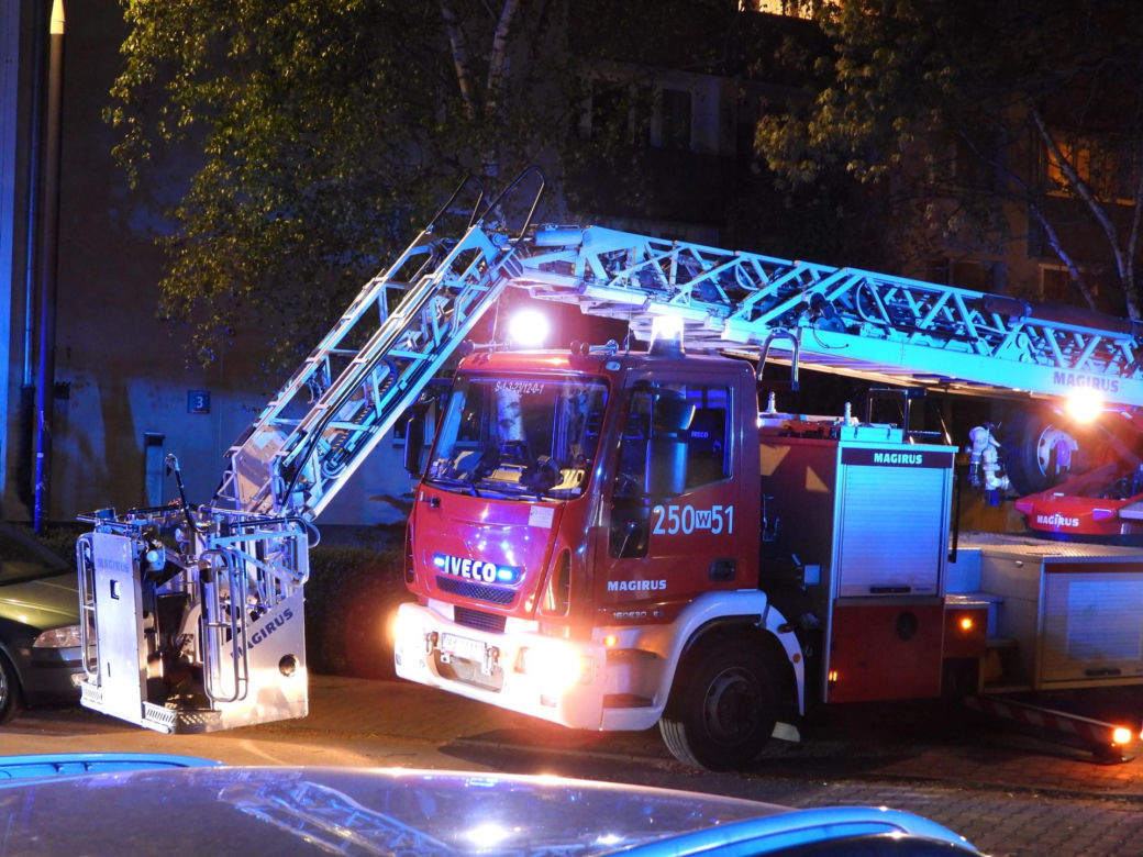 Nocny pożar mieszkania w Warszawie. Dwie osoby w szpitalu, ewakuowano mieszkańców