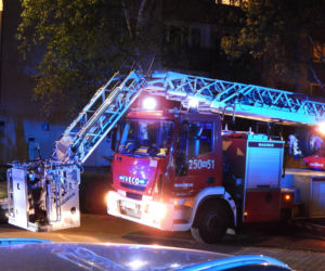 Nocny pożar mieszkania w Warszawie. Dwie osoby w szpitalu, ewakuowano mieszkańców