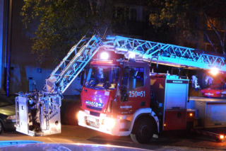 Nocny pożar mieszkania w Warszawie. Dwie osoby w szpitalu, ewakuowano mieszkańców