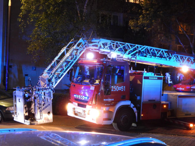 Nocny pożar mieszkania w Warszawie. Dwie osoby w szpitalu, ewakuowano mieszkańców