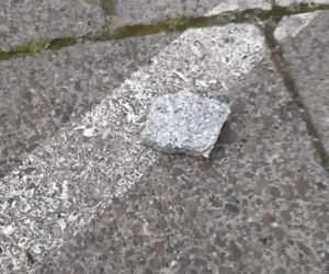 Bezdomna rzuciła kostką brukową w głowę Oliwki
