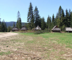 To jedna z najpiękniejszych wsi na Podhalu. Według legendy jej pierwszym sołtysem był słynny zbójnik