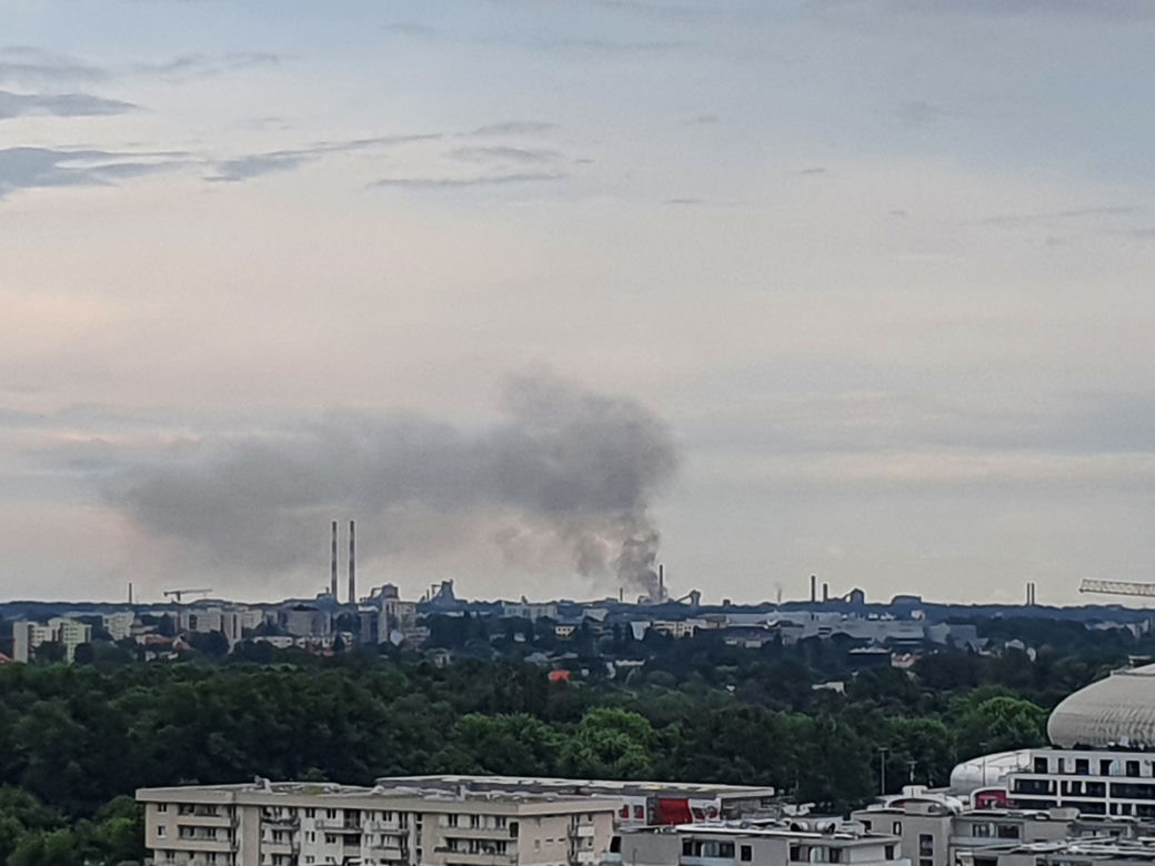 Kłęby czarnego dymu nad kombinatem
