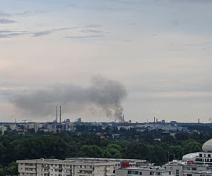 Kłęby czarnego dymu nad kombinatem