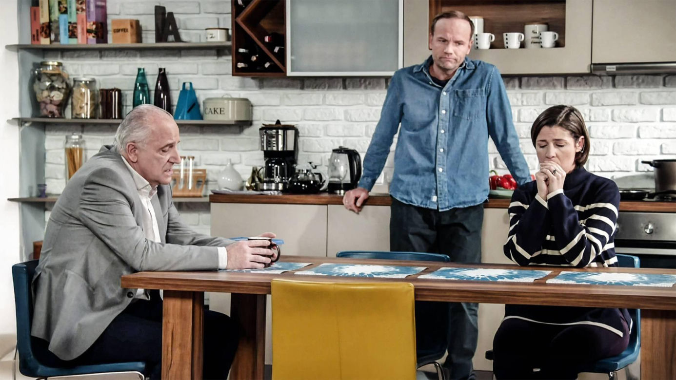 Pierwsza miłość odc. 3977. Kinga (Aleksandra Zienkiewicz), Janek (Maciej Mikołajczyk), Marek Żukowski (Maciej Tomaszewski)