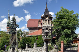 Willa Mira to architektoniczna perełka krakowskiego Podgórza. Była domem słynnego aptekarza