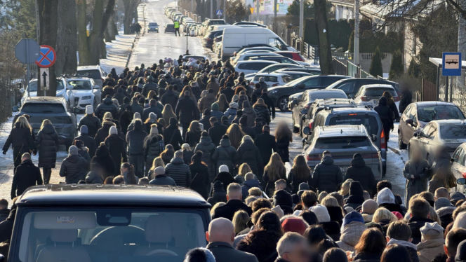 Kolorowe kwiaty okryły trumnę Anity. Wzruszające słowa księdza. "Każdy z nas chciałby mieć taki pogrzeb"