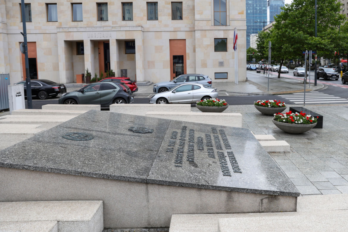 Płyta pomnikowa poświęcona pamięci Batalionu „Kiliński” 