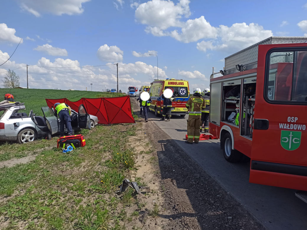 Tragiczny wypadek w okolicy Pruszcza - młody kierowca zginął na miejscu, a jego narzeczona walczy o życie w szpitalu