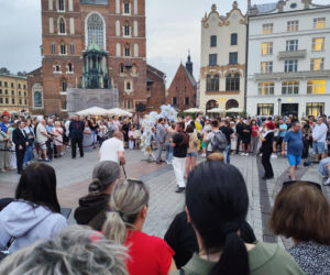 Miał być rekord frekwencji, była kontrowersyjna zabawa. Tak wyglądało „wesele” w Krakowie
