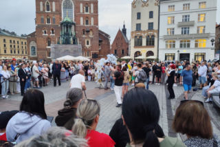 Miał być rekord frekwencji, była kontrowersyjna zabawa. Tak wyglądało „wesele” w Krakowie