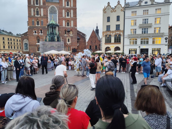 Miał być rekord frekwencji, była kontrowersyjna zabawa. Tak wyglądało „wesele” w Krakowie