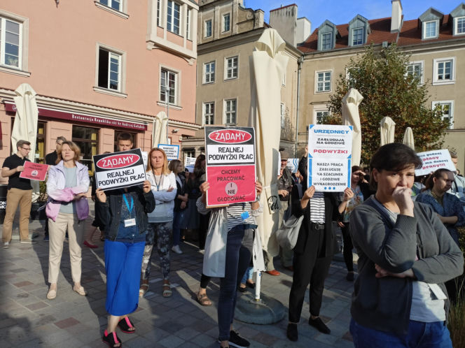 Pikieta urzędników poznańskich na Placu Kolegiackim
