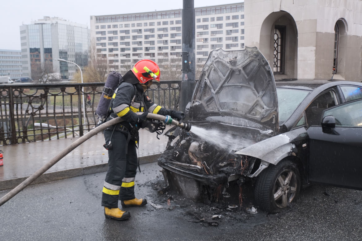 Pożar auta na moście poniatowskiego