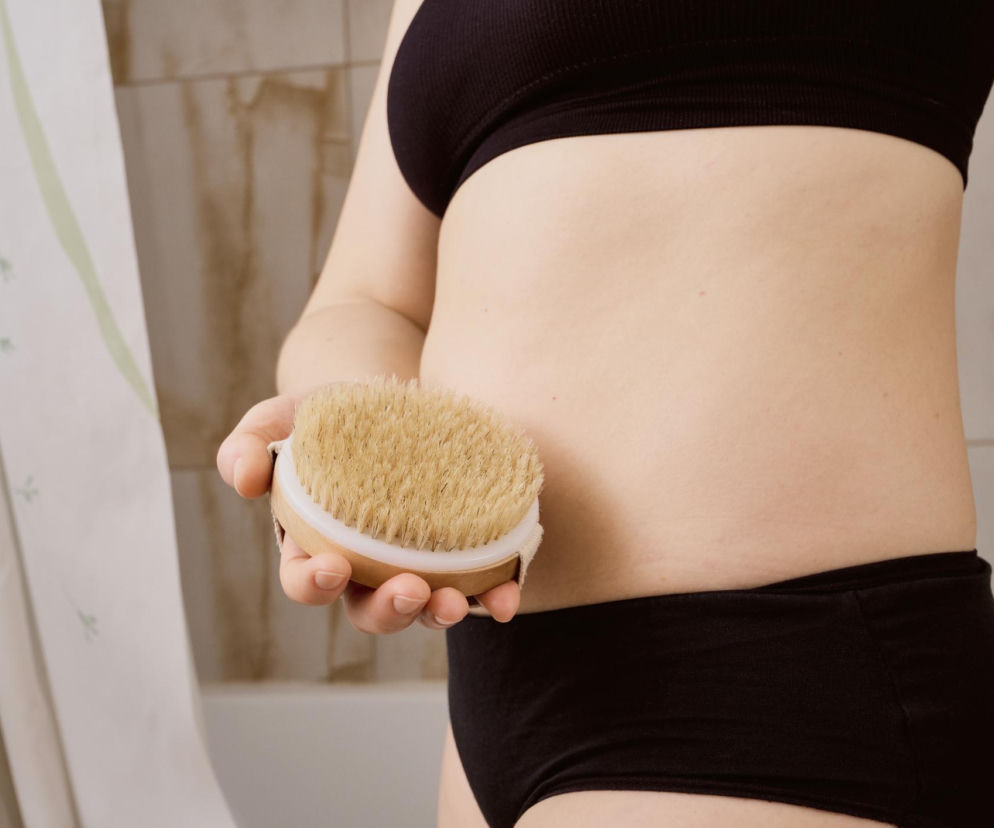 Zapomnij o drogich balsamach. To prawdziwy pogromca cellulitu i sposób na jedwabistą skórę