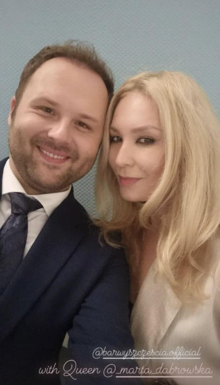 Barwy szczęścia na planie. Klemens (Sebastian Perdek), Karolina (Marta Dąbrowska)