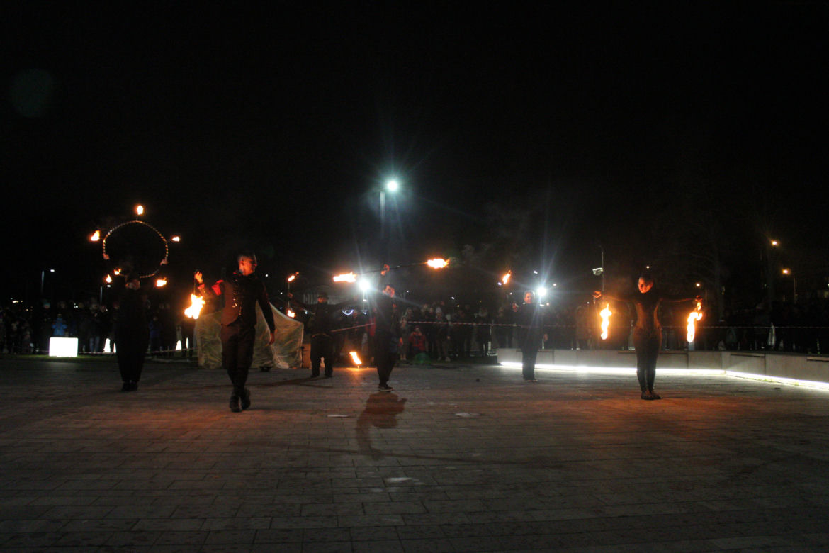 WOŚP 2023 w Krakowie: Fire Show w Nowej Hucie w wykonaniu grupy Spontan Fire