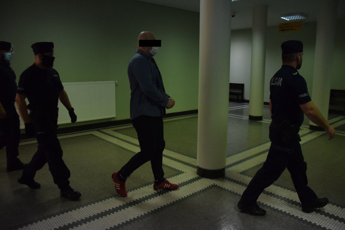Przemyśl: Łukasz P. więził synka w mieszkaniu.   Jest wyrok sądu [Zdjęcia]