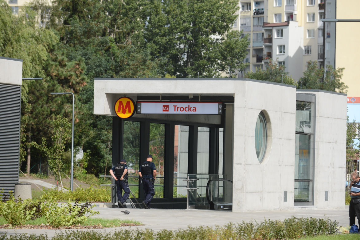 Zbita szyba na nowootwartej stacji Metro Trocka