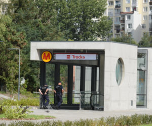Zbita szyba na nowootwartej stacji Metro Trocka