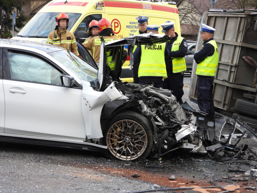 Wypadek w Markach. Autobus zderzył się z osobówką. Jest wielu rannych!