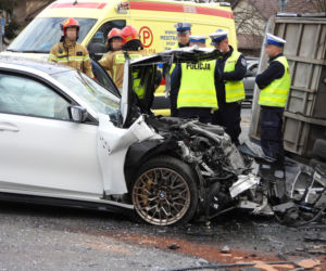 Wypadek w Markach. Autobus zderzył się z osobówką. Jest wielu rannych!