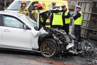 Wypadek w Markach. Autobus zderzył się z osobówką. Jest wielu rannych!