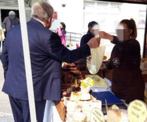 Sam kupuje w niedzielę a nam zabrania