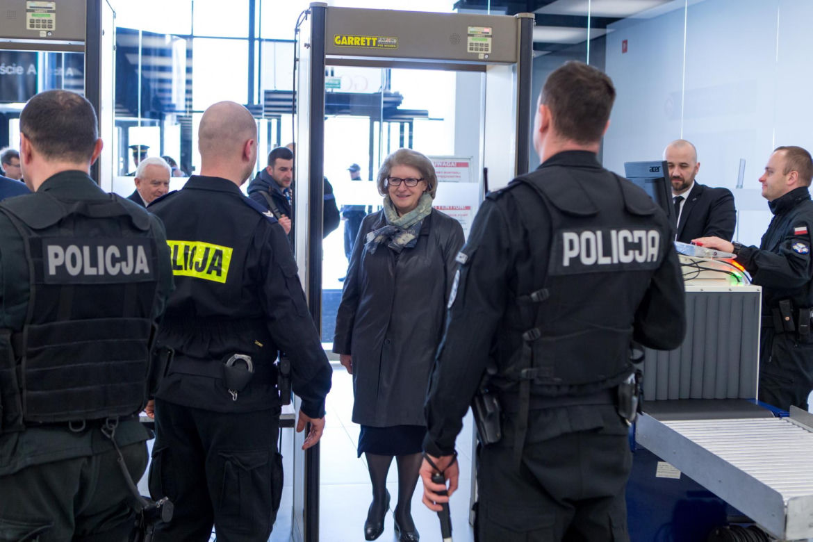 Była pierwszą kobietą na stanowisku premiera III RP. Już po roku złożyła dymisję