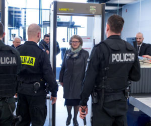 Była pierwszą kobietą na stanowisku premiera III RP. Już po roku złożyła dymisję