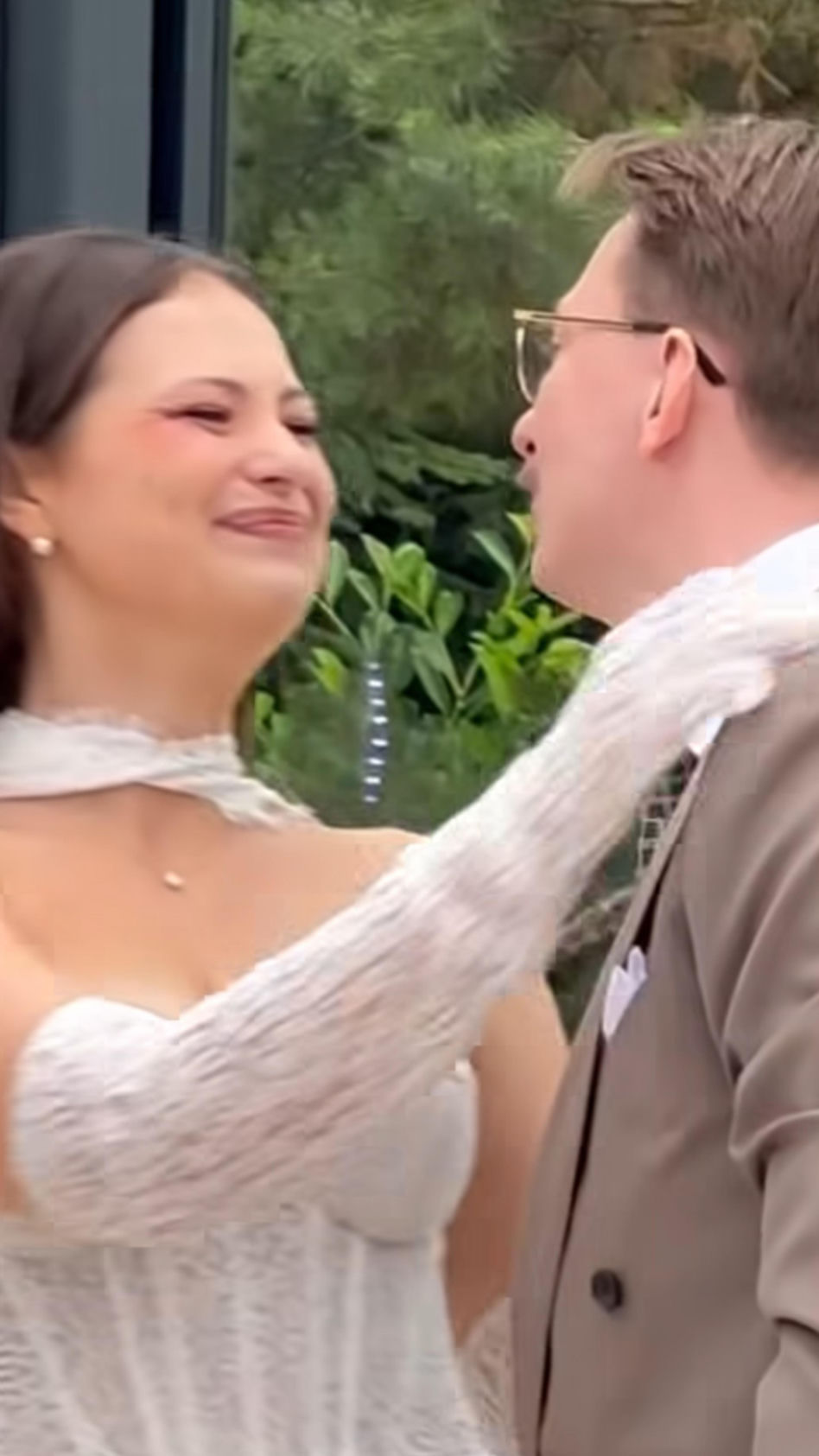 Czerwona cekinowa mini i marynarka "na gołą klatę"