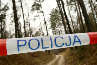 Znalazł szczątki drona podczas spaceru po lesie? Policja i prokuratura na miejscu tajemniczego znaleziska