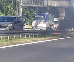 Łyski: Wypadek zablokował S8. Motocyklista uderzył w tył przyczepki [ZDJĘCIA]